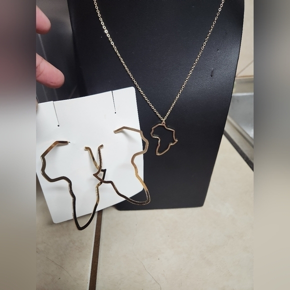 Hollow Out Map Pendant Necklace & Earrings - Picture 4 of 5